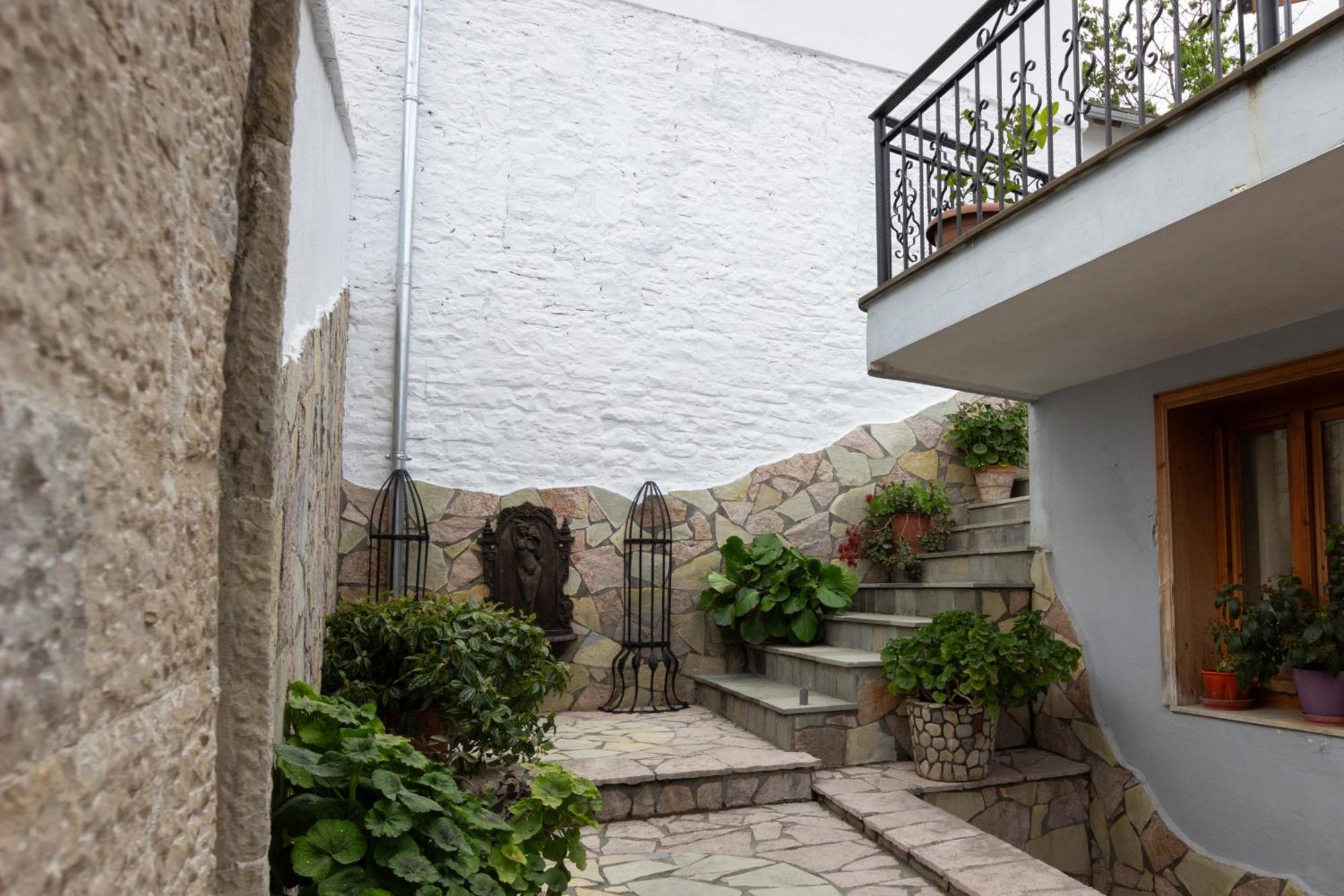 Gjestgiverier Lani Gjirokastër
